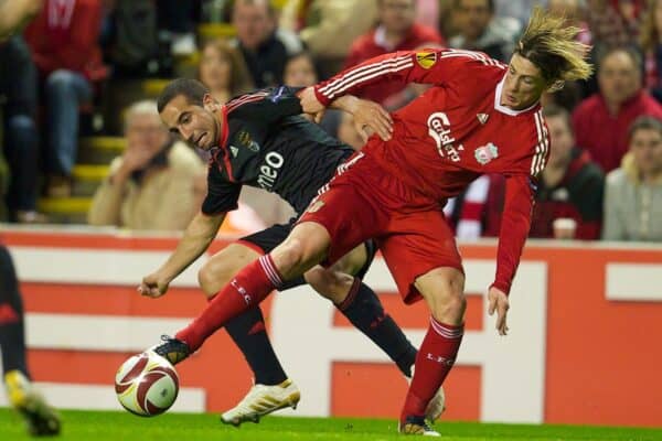 Liverpool, Inggris - Kamis 8 April 2010: Fernando Torres dari Liverpool dan Ruben Amorim dari Sport Lisboa dan Benfica pada pertandingan leg kedua perempat final Liga Eropa UEFA di Anfield.  (Kredit foto: David Rawcliffe/Propaganda)