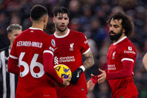 Liverpool, Inggris - Senin, 1 Januari 2024: Pemain Liverpool Trent Alexander-Arnold (kiri) mengoper bola kepada Mohamed Salah sebelum mencetak penalti dalam pertandingan Liga Premier FA antara Liverpool FC dan Newcastle United FC di Anfield pada Hari Tahun Baru. adalah.  Liverpool menang 4-2.  (Foto: David Rawcliffe/Propaganda)