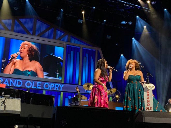 Rissi Palmer dan Miko Marks tampil bersama di atas panggung Grand Ole Opry pada 12 Agustus 2022.