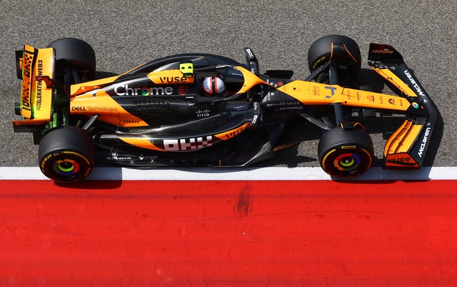 BAHAIN, BAHRAIN - 23 FEBRUARI: Lando Norris dari Inggris mengendarai (4) McLaren MCL38 Mercedes di trek pada hari ketiga pengujian F1 di Sirkuit Internasional Bahrain pada 23 Februari 2024 di Bahrain, Bahrain.  (Kredit foto: Mark Thompson/Getty Images)