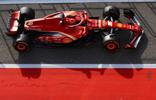 BAHAIN, BAHRAIN - 23 FEBRUARI: Charles Leclerc dari Monaco mengendarai (16) Ferrari SF-24 di trek pada hari ketiga pengujian F1 di Sirkuit Internasional Bahrain pada 23 Februari 2024 di Bahrain, Bahrain.  (Kredit foto: Mark Thompson/Getty Images)