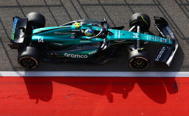 BAHAIN, BAHRAIN - 23 FEBRUARI: Fernando Alonso dari Spanyol mengendarai (14) Aston Martin AMR24 Mercedes di trek pada hari ketiga tes F1 di Sirkuit Internasional Bahrain pada 23 Februari 2024 di Bahrain, Bahrain.  (Kredit foto: Mark Thompson/Getty Images)