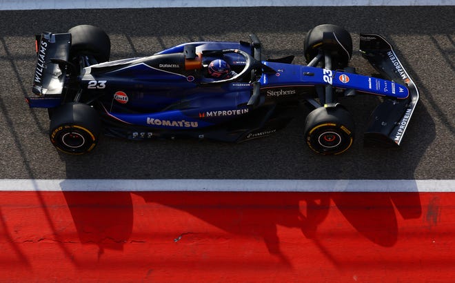 BAHAIN, BAHRAIN - 23 FEBRUARI: Alexander Albon dari Thailand mengendarai (23) Williams FW46 Mercedes di trek pada hari ketiga tes F1 di Sirkuit Internasional Bahrain pada 23 Februari 2024 di Bahrain, Bahrain.  (Kredit foto: Mark Thompson/Getty Images)