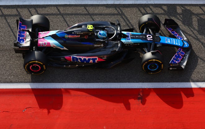 BAHAIN, BAHRAIN - 23 FEBRUARI: Pierre Gasly dari Prancis mengendarai (10) Alpine F1 A524 Renault di trek pada hari ketiga pengujian F1 di Sirkuit Internasional Bahrain pada 23 Februari 2024 di Bahrain, Bahrain.  (Kredit foto: Mark Thompson/Getty Images)