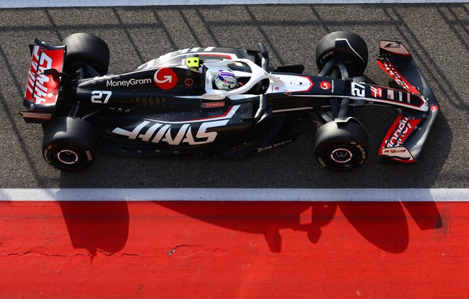 BAHAIN, BAHRAIN - 23 FEBRUARI: Nico Hulkenberg dari Jerman mengendarai (27) Haas F1 VF-24 Ferrari di trek pada hari ketiga tes F1 di Sirkuit Internasional Bahrain pada 23 Februari 2024 di Bahrain, Bahrain.  (Kredit foto: Mark Thompson/Getty Images)