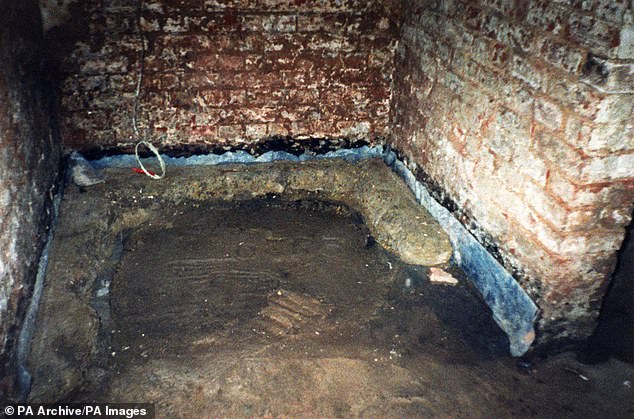 Ruang bawah tanah rumah tempat penyimpanan banyak jenazah pasangan korban.