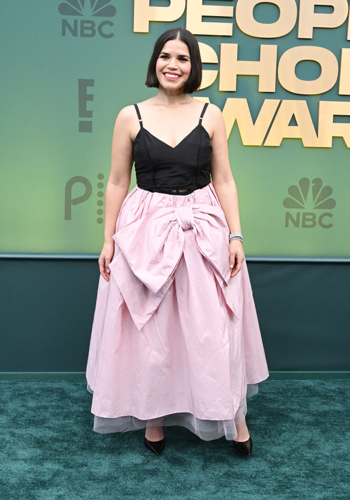 America Ferrera menghadiri People's Choice Awards yang diadakan di Barker Hangar di Santa Monica, California pada 18 Februari 2024.  (Foto: Gilbert Flores/Variety via Getty Images)