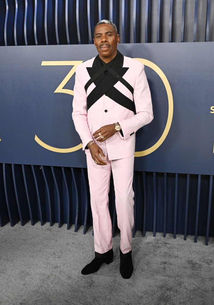 Colman Domingo mengenakan setelan terburuk berwarna merah muda putih di Screen Actors Guild Awards ke-30 yang diadakan di Shrine Auditorium dan Expo Hall di Los Angeles, California pada 24 Februari 2024.