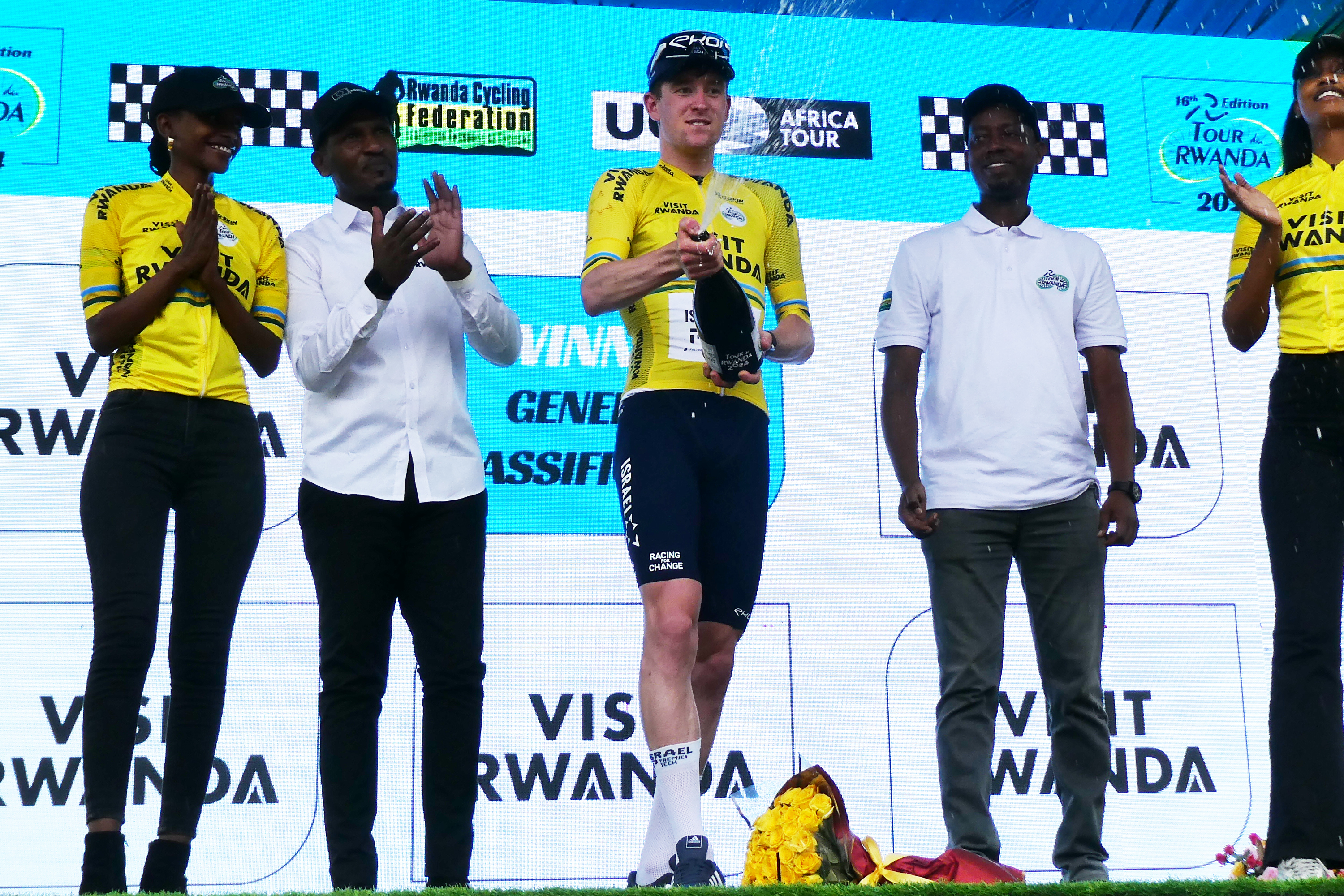 Joe Blackmore mengenakan seragam kuning Tour du Rwanda
