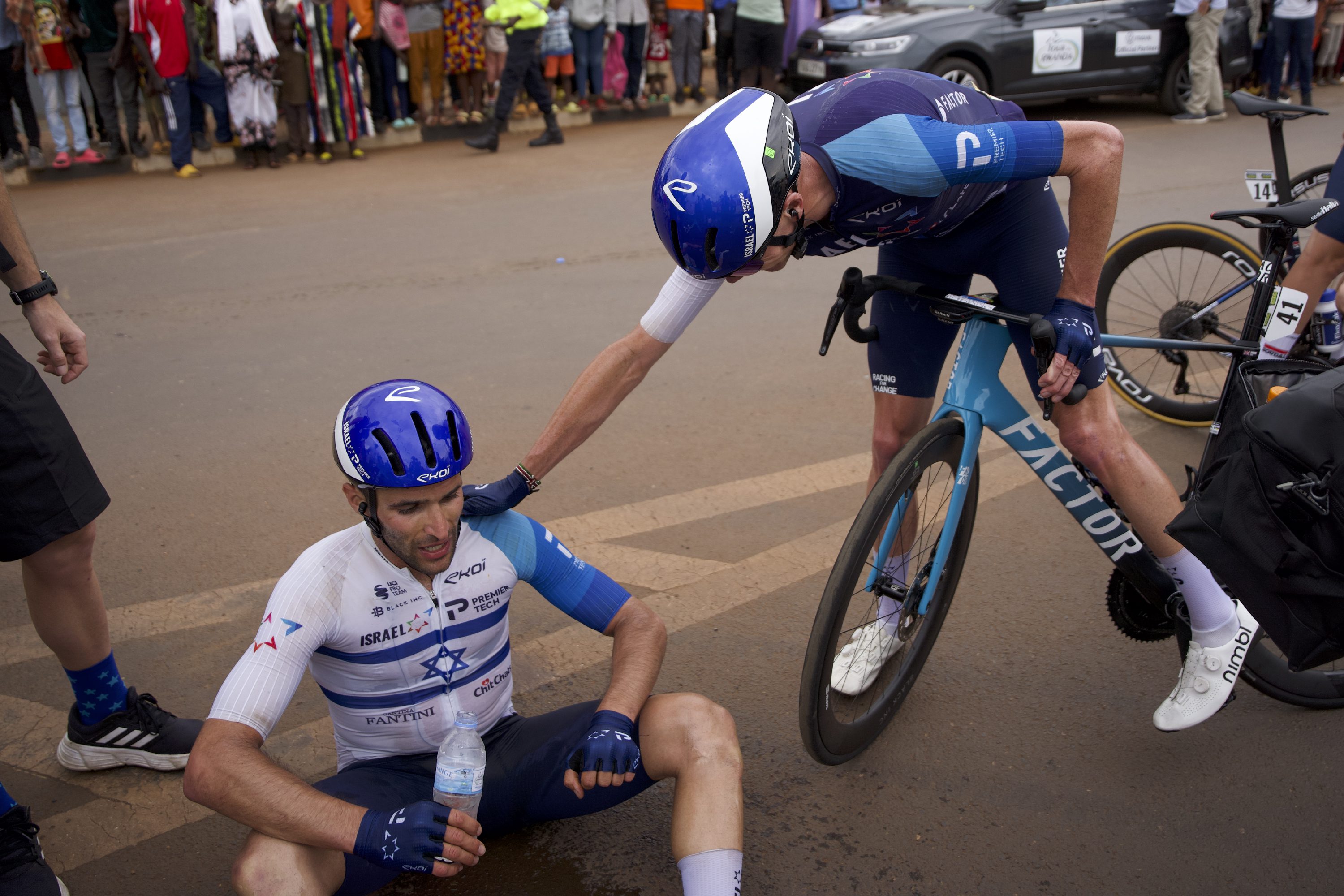 Itamar Einhorn diberi ucapan selamat oleh Chris Froome setelah memenangkan etape 7 Tour du Rwanda.