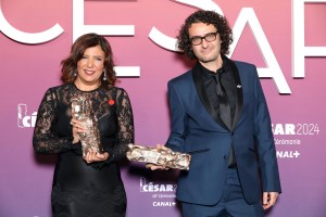 Sutradara Kauder Ben Hania dan produser Nadim Cheikroha berpose di ruang pemenang César Award untuk 'Dokumenter Terbaik' untuk film 'Olfa' di Festival Film César ke-49 yang diadakan di Lompia, Paris, Prancis, pada 23 Februari 2024.  . 