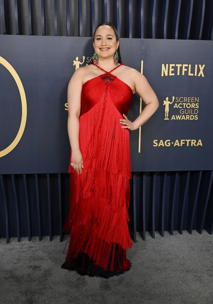 Lily Gladstone dalam gaun merah di Screen Actors Guild Awards ke-30 yang diadakan di Shrine Auditorium dan Expo Hall di Los Angeles, California pada 24 Februari 2024.