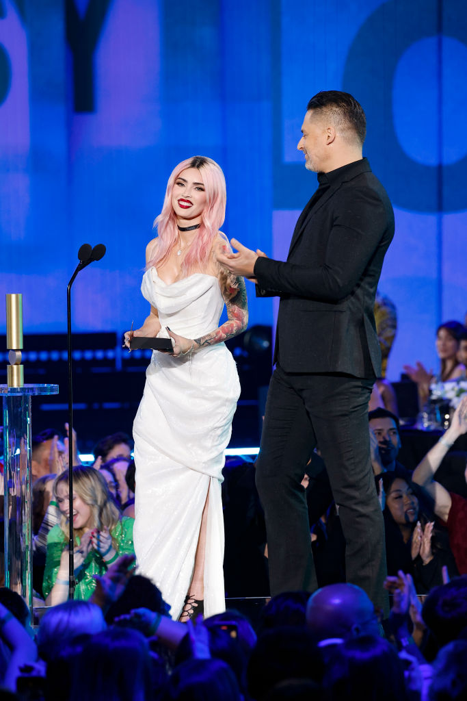 SANTA MONICA, CA - 18 FEBRUARI 2024 PEOPLE'S CHOICE AWARDS -- Foto: (lr) Megan Fox dan Joe MANgananiello berbicara di atas panggung pada People's Choice Awards 2024 di Barker Hangar di Santa Monica, California pada 18 Februari 2024. Saya lakukanlah.  -- (Kredit Foto: Trae Patton/NBC, Getty Images)