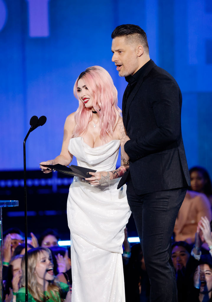 SANTA MONICA, CA - 18 FEBRUARI 2024 PEOPLE'S CHOICE AWARDS -- Foto: (lr) Megan Fox dan Joe MANgananiello berbicara di atas panggung pada People's Choice Awards 2024 di Barker Hangar di Santa Monica, California pada 18 Februari 2024. Saya lakukanlah.  -- (Kredit Foto: Trae Patton/NBC, Getty Images)