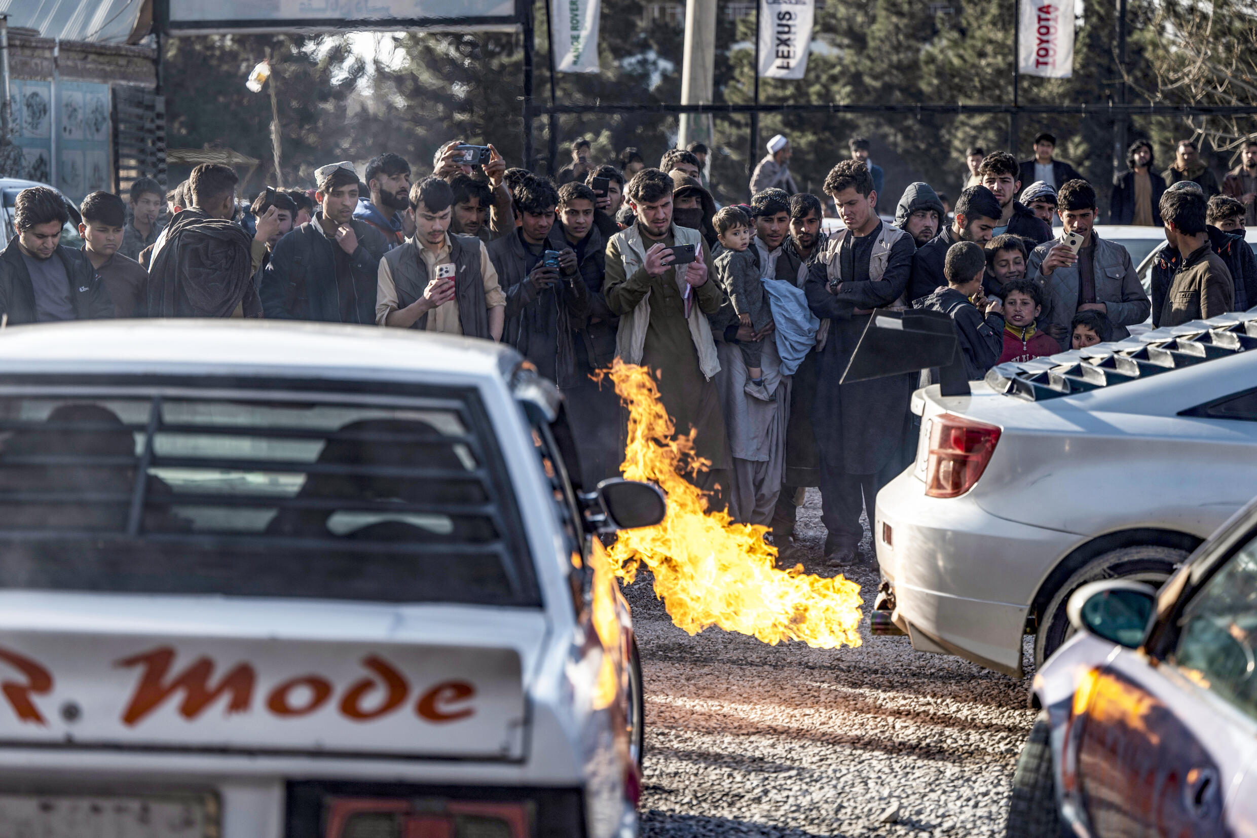 Pihak berwenang Taliban menindak ratusan orang yang berkerumun di sepanjang jalan utama Kabul yang diblokir untuk drag race pertama kompetisi Piala Kemenangan, terkadang mengacungkan tongkat untuk mengusir penonton yang antusias.
