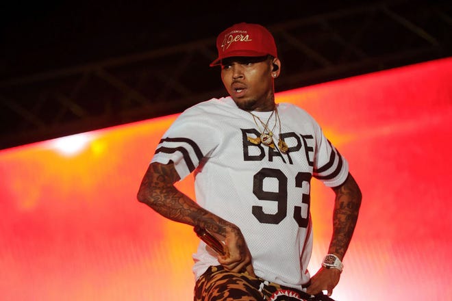 Penyanyi dan rapper Chris Brown, dalam foto, telah lama terlibat perselisihan hukum atas tuduhan kekerasan dalam rumah tangga.