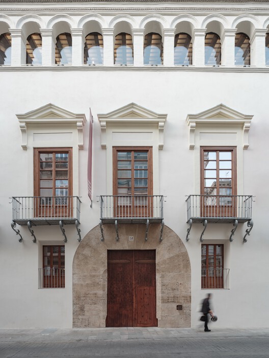 Pusat Seni Hortensia Herrero / ERRE arquitectura - foto interior, jendela, fasad, lengkungan, arcade
