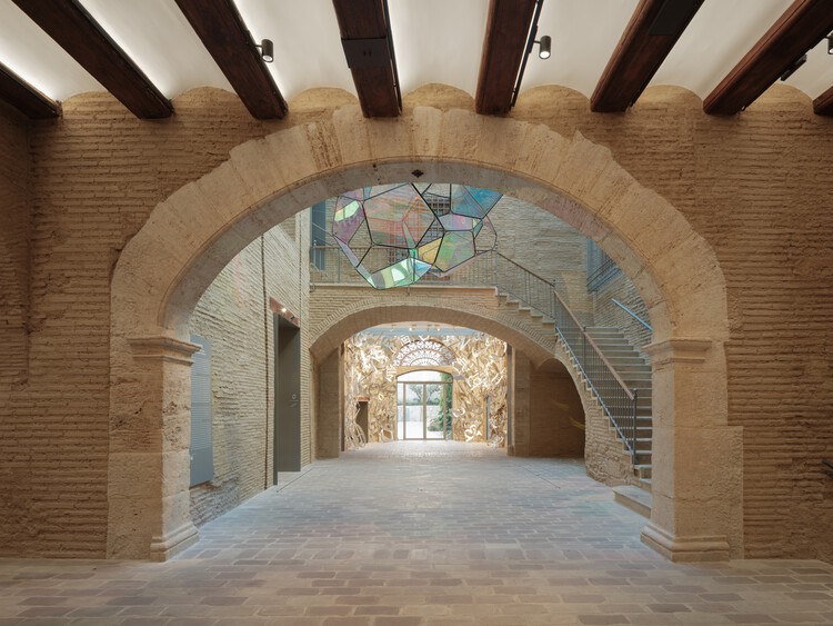 Pusat Seni Hortensia Herrero / ERRE arquitectura - foto interior, batu bata, fasad, arcade, lengkungan, kolom