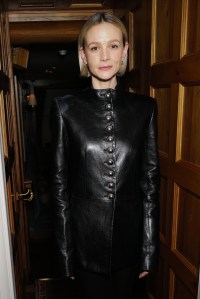 Carey Mulligan menghadiri makan malam pra-BAFTA Chanel x Charles Finch di 5 Hertford Street Club di London.